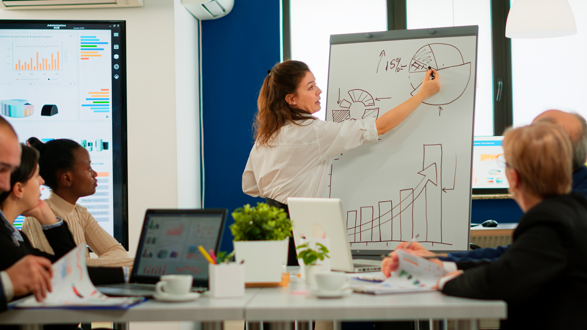 Equipe analisando dados com precisão